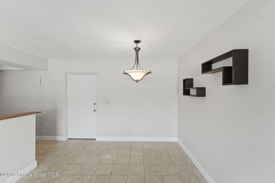 Just blocks from the beach, this ground-floor condo in the heart - photo 9