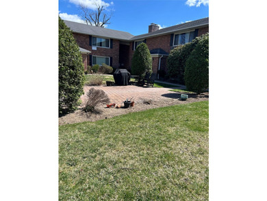 Lovely One bedroom (End Unit )Lower level Coop, Plenty of - photo 12