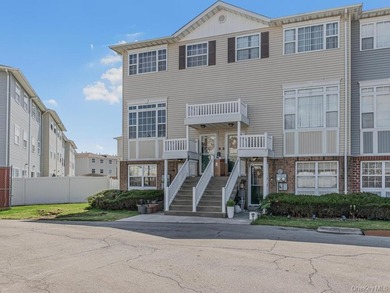 Beautiful MOVE IN READY 3 Bedroom 2 Bath townhouse/condo - photo 1