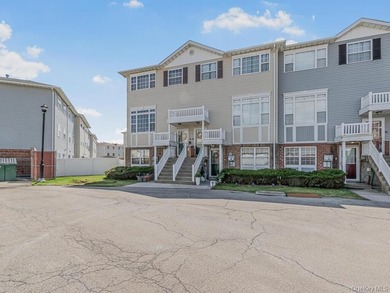 Beautiful MOVE IN READY 3 Bedroom 2 Bath townhouse/condo - photo 2