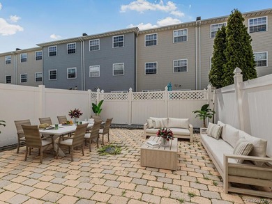 Beautiful MOVE IN READY 3 Bedroom 2 Bath townhouse/condo - photo 5