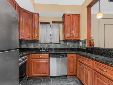 Beautiful MOVE IN READY 3 Bedroom 2 Bath townhouse/condo - photo 6