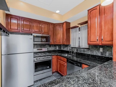 Beautiful MOVE IN READY 3 Bedroom 2 Bath townhouse/condo - photo 7