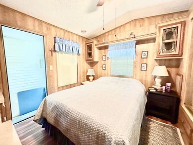 This beautifully maintained one-bedroom, one-bath mobile home - photo 14