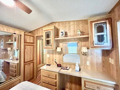 This beautifully maintained one-bedroom, one-bath mobile home - photo 17