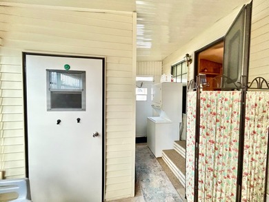 This beautifully maintained one-bedroom, one-bath mobile home - photo 19
