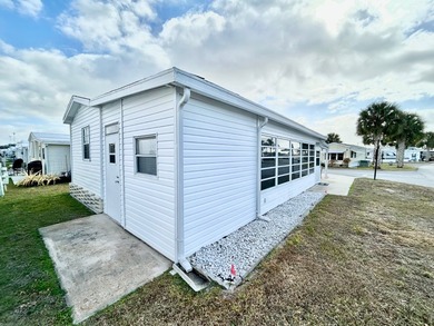 This beautifully maintained one-bedroom, one-bath mobile home - photo 23