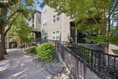 Charming, light-filled condo in the heart of Goose Hollow. This - photo 2