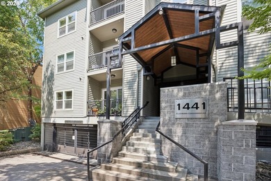 Charming, light-filled condo in the heart of Goose Hollow. This - photo 3