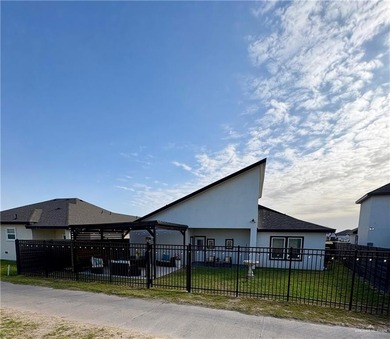 Stunning golf-course home located in a highly sought-after - photo 16