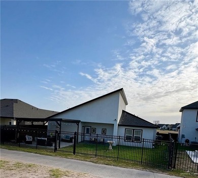 Stunning golf-course home located in a highly sought-after - photo 17