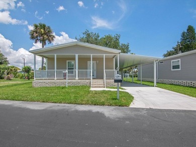 This beautiful new Skyline/Champion Home has a beautiful front - photo 2