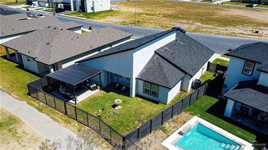 Stunning golf-course home located in a highly sought-after - photo 23