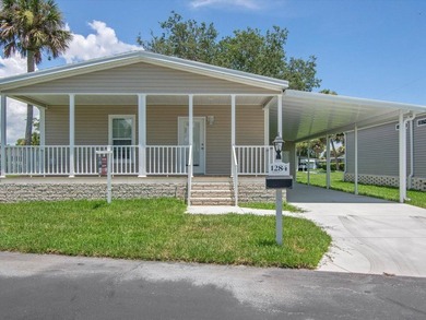 This beautiful new Skyline/Champion Home has a beautiful front - photo 3