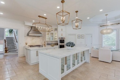 COMPLETELY RENOVATED LUXURY ESTATE / SHOWROOM CONDITION / - photo 24