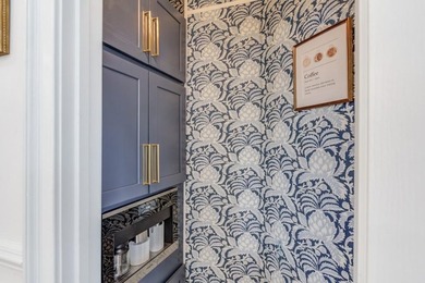 COMPLETELY RENOVATED LUXURY ESTATE / SHOWROOM CONDITION / - photo 25