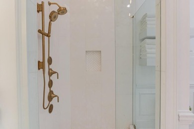 COMPLETELY RENOVATED LUXURY ESTATE / SHOWROOM CONDITION / - photo 42