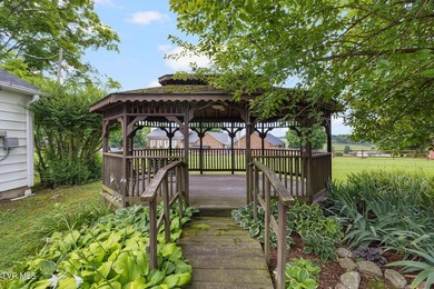 Welcome to this beautifully preserved Tennessee farmhouse - photo 11
