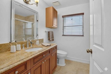 Welcome to this charming single-story residence in Palm Isles - photo 28