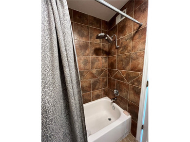 Very spacious 1 bdrm/1.5 bath split level townhome, sold fully - photo 17