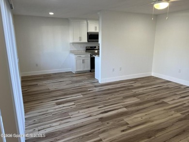 Beautiful quadplex with long-term tenants. The building is very - photo 6