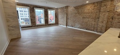 UPSCALE CONDO IN DOWNTOWN CHARLESTON: This 2-bedroom 2-bath - photo 3