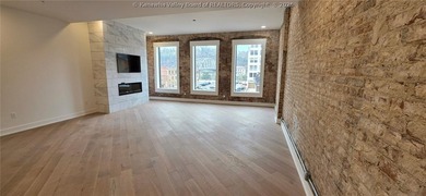 UPSCALE CONDO IN DOWNTOWN CHARLESTON: This 2-bedroom 2-bath - photo 4