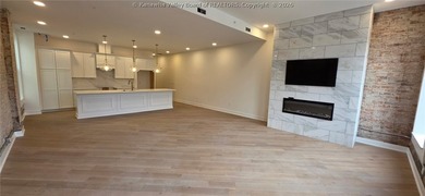 UPSCALE CONDO IN DOWNTOWN CHARLESTON: This 2-bedroom 2-bath - photo 5