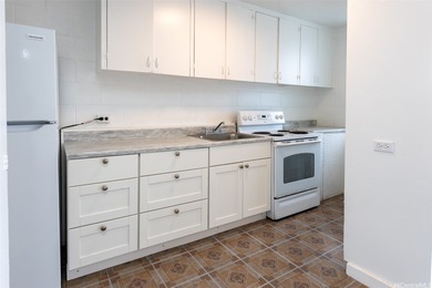 Rare and desirable centrally-located building in the heart of - photo 13