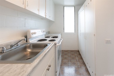 Rare and desirable centrally-located building in the heart of - photo 16