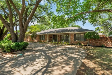 Over $100K in recent renovations that include a full kitchen - photo 1
