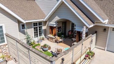 Exceptional custom architect-designed home offering over 4,600 - photo 4