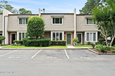 Welcome to 210 Cobblestone in desirable Colony Woods, centrally - photo 3