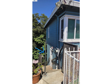 Nice duplex, on quiet closed end street. some views, upper unit - photo 22