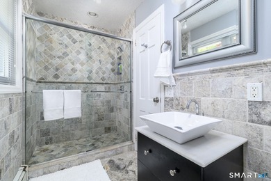 Wonderful West Norwalk Colonial with a stunning new kitchen is - photo 19