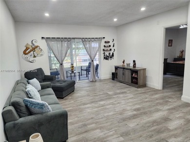 Beautiful 2 bed/2bath.  Second Floor Condo in Oriole Gardens