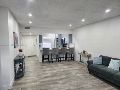 Beautiful 2 bed/2bath.  Second Floor Condo in Oriole Gardens