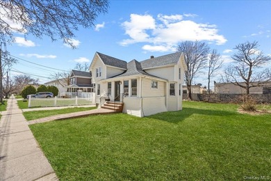 Move-in ready home on a quiet Freeport block! Features bright - photo 2