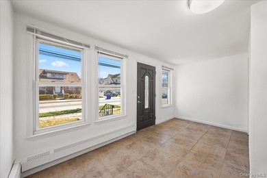 Move-in ready home on a quiet Freeport block! Features bright - photo 4