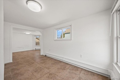 Move-in ready home on a quiet Freeport block! Features bright - photo 5