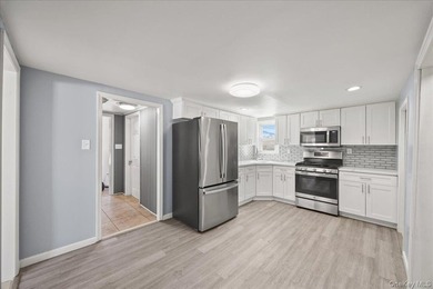 Move-in ready home on a quiet Freeport block! Features bright - photo 7
