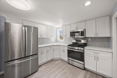 Move-in ready home on a quiet Freeport block! Features bright - photo 8