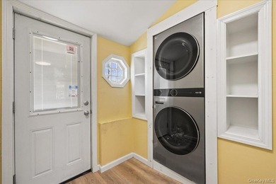 Move-in ready home on a quiet Freeport block! Features bright - photo 10