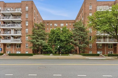 Welcome to this beautifully kept and sun-filled studio apartment - photo 12