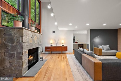 Stunning offering in gated Epping Forest! This mid-century - photo 12