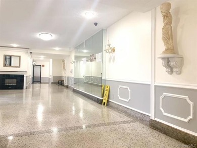 Cozy Large One Bedroom Apt At Well Maintained Building, Windows