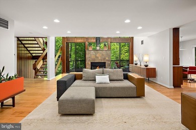 Stunning offering in gated Epping Forest! This mid-century - photo 18