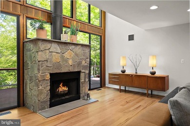 Stunning offering in gated Epping Forest! This mid-century - photo 26