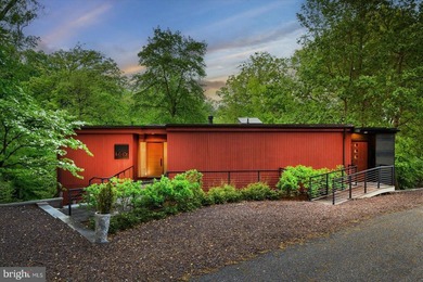 Stunning offering in gated Epping Forest! This mid-century - photo 27