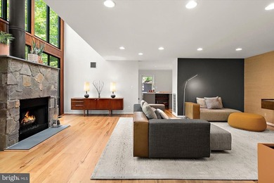 Stunning offering in gated Epping Forest! This mid-century - photo 28